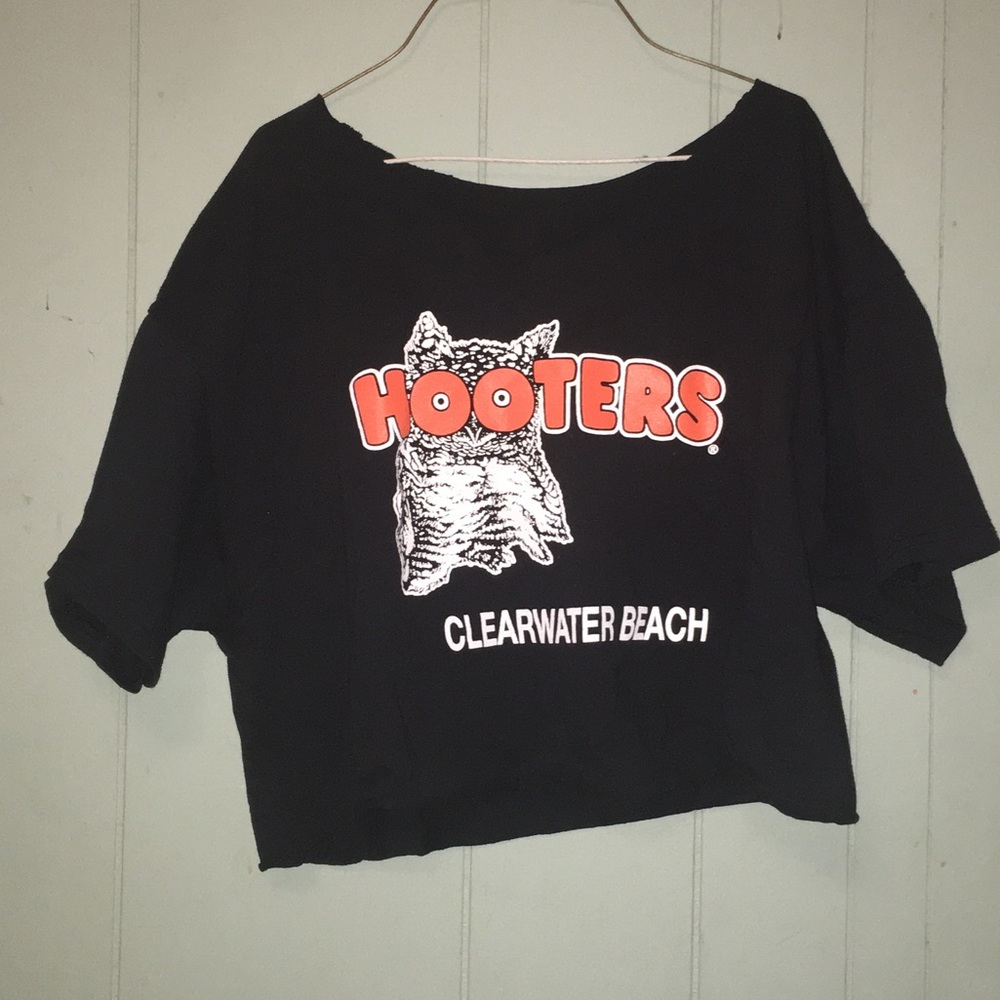 Hooters cropped tee shirt
